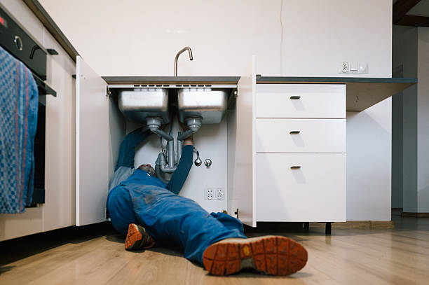 Professional Emergency Plumber technician working in Waynesboro, TN